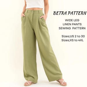 Op de afbeelding: Olijfgroene, wijde linnen broek. De broek heeft een hoge taille met een knoopsluiting en plooien. De tekst op de afbeelding luidt "BETRA PATTERN, WIDE LEG LINEN PANTS SEWING PATTERN, Maten; US 2 tot 30, Maten; XS tot 4XL."