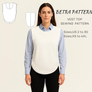Puede incluir: Una mujer con un top de chaleco color crema sobre una camisa azul claro y pantalones negros. La imagen incluye un diagrama de patrón de costura y el texto "BETRA PATTERN VEST TOP SEWING PATTERN Tallas; US 2 a 30 Tallas; XS a 4XL."