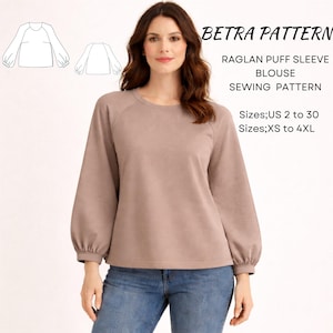 Puede incluir: Una mujer modela una blusa raglán con mangas abullonadas de color topo. La blusa tiene cuello redondo y mangas largas y voluminosas. La imagen incluye un patrón de costura con el texto "BETRA PATTERN" y "RAGLAN PUFF SLEEVE BLOUSE SEWING PATTERN". Se enumeran las tallas US 2 a 30 y XS a 4XL.