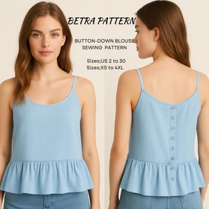 Op de afbeelding: Naaipatroon voor een lichtblauwe blouse met knopen. De top heeft een peplum zoom en spaghettibandjes. De achterkant heeft een rij knopen. De tekst op de afbeelding luidt "BETRA PATTERN" en "BUTTON-DOWN BLOUSE SEWING PATTERN". Maten US 2 tot 30 en XS tot 4XL.
