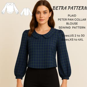 Op de afbeelding: Een patroon voor een blouse met Peter Pan-kraag en ruitpatroon van Betra Pattern. De blouse is marineblauw met een groen ruitpatroon. Het patroon bevat maten US 2 tot 30 en XS tot 4XL. De blouse heeft lange mouwen.