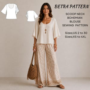 Könnte beinhalten: Ein Schnittmuster für eine cremefarbene Bluse mit Rundhalsausschnitt und weiten Glockenärmeln, beschriftet mit BETRA PATTERN. Das Bild enthält technische Strichzeichnungen der Vorder- und Rückseite der Bluse sowie Text für die Größen US 2 bis 30 und XS bis 4XL.