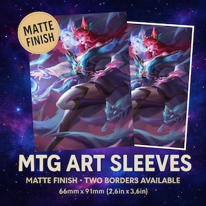 Puede incluir: Dos fundas de arte MTG con acabado mate, con una ilustración de fantasía de una mujer con cabello rojo y un atuendo azul y blanco. Las fundas miden 66 mm x 91 mm.