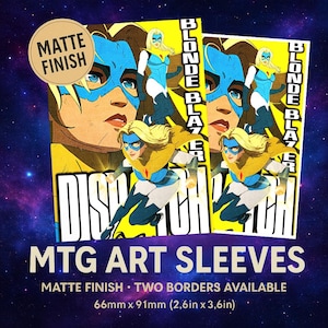 Könnte beinhalten: MTG-Art-Sleeves mit einer Comic-Illustration einer blonden Superheldin in Blau und Gelb. Die Sleeves haben ein mattes Finish und messen 6,6 cm x 9,1 cm.