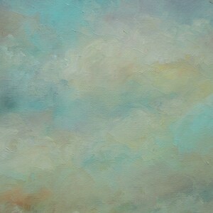 Puede incluir: Pintura abstracta sobre lienzo, que presenta una mezcla de tonos suaves. La obra de arte presenta azul claro, amarillo p&aacute;lido y sutiles tonos marrones. Las pinceladas crean un efecto nublado y et&eacute;reo, evocando una sensaci&oacute;n de calma y serenidad.
