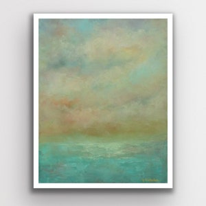 Puede incluir: Una pintura de paisaje abstracto con borde blanco. La obra representa una escena serena con un mar turquesa, un horizonte dorado y un cielo nublado en tonos de azul, melocot&oacute;n y beige. La firma del artista est&aacute; en la esquina inferior derecha.