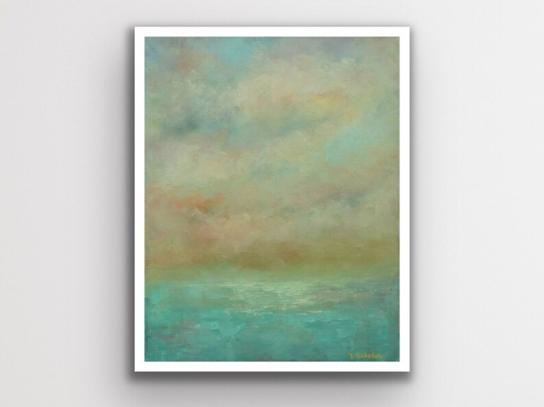 Puede incluir: Una pintura de paisaje abstracto con borde blanco. La obra representa una escena serena con un mar turquesa, un horizonte dorado y un cielo nublado en tonos de azul, melocot&oacute;n y beige. La firma del artista est&aacute; en la esquina inferior derecha.