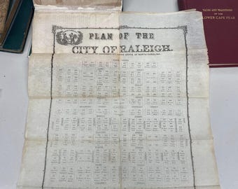 Impresión de la primera edición de 1867 de "Los primeros tiempos de Raleigh" con mapas de Raleigh en el folleto