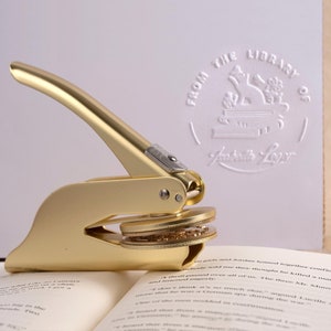 Tłocznik do książek personalizowany (wraz z naklejkami), tłocznik do smoków z różą, tłocznik do pieczątek menu, tłocznik do projektowania bibliotek, prezenty dla miłośników książek