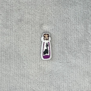 Parche bordado termoadhesivo en miniatura con la botella de poción de Yzma
