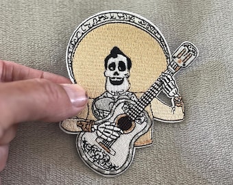 Naszywka Ernesto de la Cruz Coco | 3x3,5 cala haftowana do prasowania | Disney Skeleton Guitar