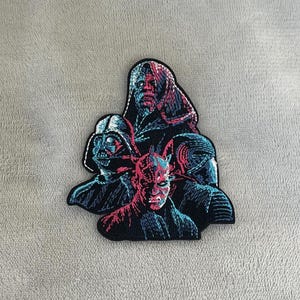 Könnte beinhalten: Gestickter Aufnäher mit Darth Vader, Kaiser Palpatine und Darth Maul aus Star Wars. Der Aufnäher ist schwarz, blau und rot mit detaillierter Stickerei.