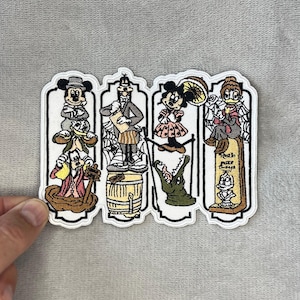 Może przedstawiać: Zestaw trzech ceramicznych kubków z nakrapianym, matowym wykończeniem. Kubki są w odcieniach kremu, jasnoszarym i ciemnoszarym. Każdy kubek ma prosty, nowoczesny design i zaokrąglony uchwyt.