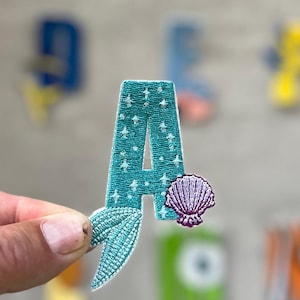 Disney-inspirierter Alphabet Aufnäher #1 | A–Z Buchstaben | Gesticktes Bügelbild | Jeder Buchstabe eine Disneyfigur | 14 - 8 cm