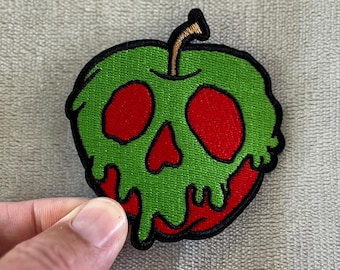 Parche de manzana venenosa / 3 x 2,75 pulgadas bordado para planchar / Decoración de Halloween de Blancanieves