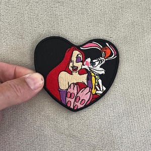 Roger och Jessica Rabbit-tygmärke | Broderat 7,5x6,5 cm strykbart | Hjärtformat tecknat par