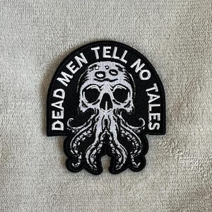 デッドメン テル ノー テイルズ パッチ | 海賊の頭蓋骨と触手の刺繍アイロン接着 | ディズニー パイレーツ オブ カリビアン | 3 x 2.75 インチ デザイン