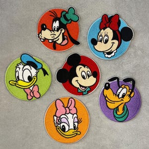 Könnte beinhalten: Rustikales Holzschild mit dem Text "Welcome to our home" in handschriftlichem Stil. Das Schild hat eine Used-Optik und ein schlichtes, einladendes Design, ideal für eine Veranda oder einen Eingangsbereich.