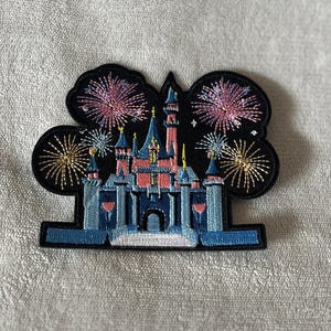 Tygmärke med Törnrosa slott | Rosa & Blått slott med Fyrverkerier | Broderat tygmärke med Disneyland Castle