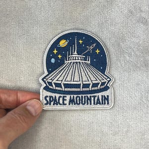 Puede incluir: Un juego de tres tazas de cerámica con un acabado mate moteado. Cada taza presenta un color diferente: azul claro, crema y gris. Las tazas tienen un diseño simple y moderno y un asa cómoda.