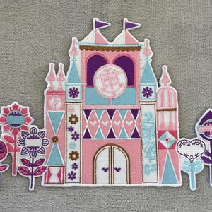 Naszywka „To mały świat” | Haftowana naszywka 6 x 8 cali | Inspirowane przejażdżką Disneya