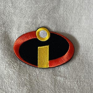 Può includere: Una toppa da stirare ricamata con l'iconico logo "I" del film "Gli Incredibili". Il logo è rosso, nero e giallo con un cerchio bianco al centro.