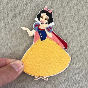 Sneeuwwitje patch | 4 x 2,75 inch geborduurd opstrijkbaar | Klassieke Disney-prinses in geel, rood en blauw
