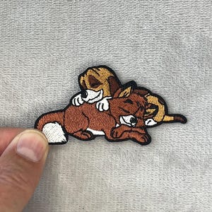 Op de afbeelding: Een set van drie keramische mokken met een gespikkelde, matte afwerking. De mokken zijn in crème, lichtgrijs en donkergrijs. Elke mok heeft een eenvoudig, minimalistisch ontwerp.