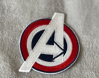 Parche de los Vengadores que brilla en la oscuridad / 3 x 2,5 pulgadas bordado para planchar / Logotipo de superhéroe rojo, blanco y azul