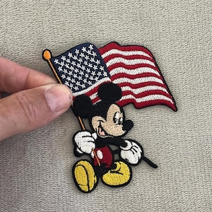 Musse Pigg-flaggamärke | Broderad stryk-på-lapp 8,5 x 7,5 cm | Patriotiska USA | Sista i lager