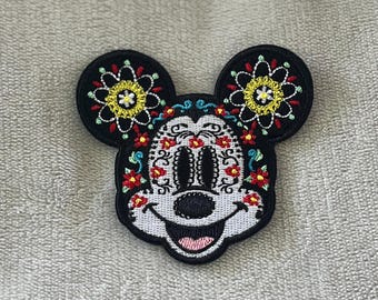 Naszywka Mickey Día de los Muertos | Haftowane naprasowanki 2,75 x 3 cale | Cukrowa Czaszka Disneya