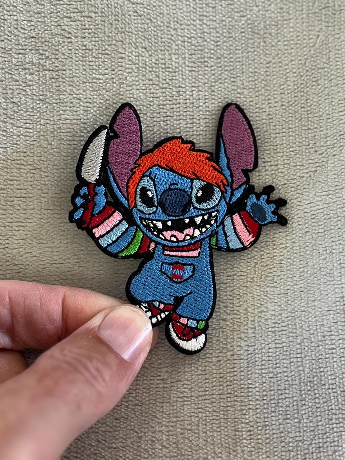 スティッチ・アズ・チャッキー パッチ | 3x2.5インチ 刺繍アイロン接着