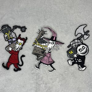 Broderat strykset med lås, stötdämpare och pipa