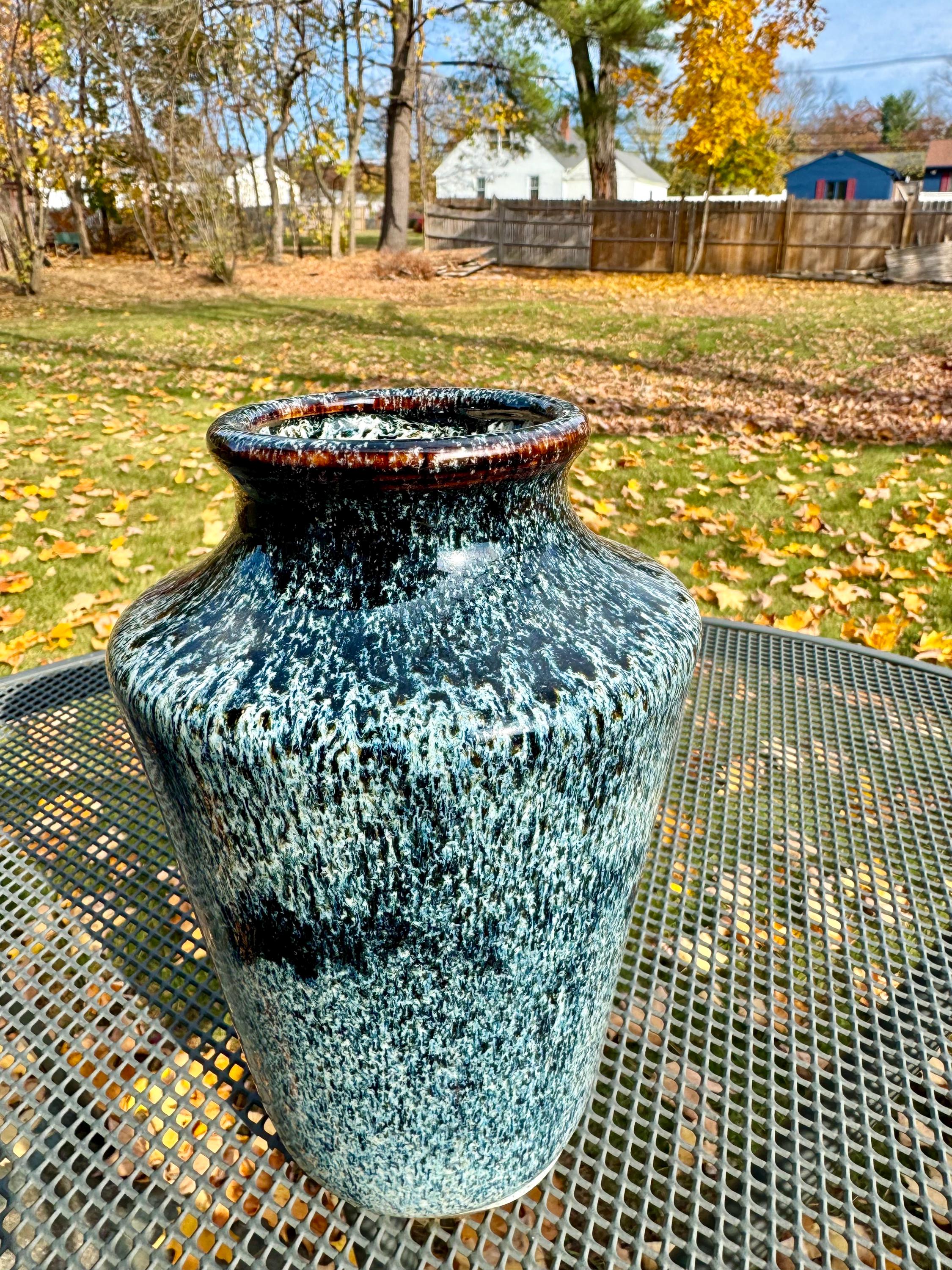 手作り陶器の花瓶：青と白のドリップ釉、サイン入り（8インチ） - Etsy