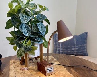 Lampa biurkowa Vintage Tensor #9004 MCM w kolorze brązowo-złotym z regulowaną gęsią szyją – tryby światła: niski/wysoki