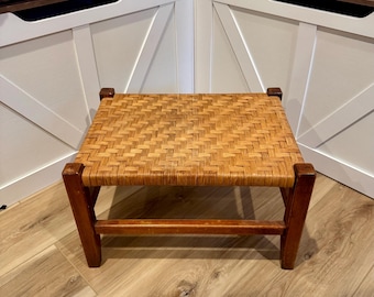 Poggiapiedi vintage in legno massello, stile metà secolo, con motivo intrecciato.