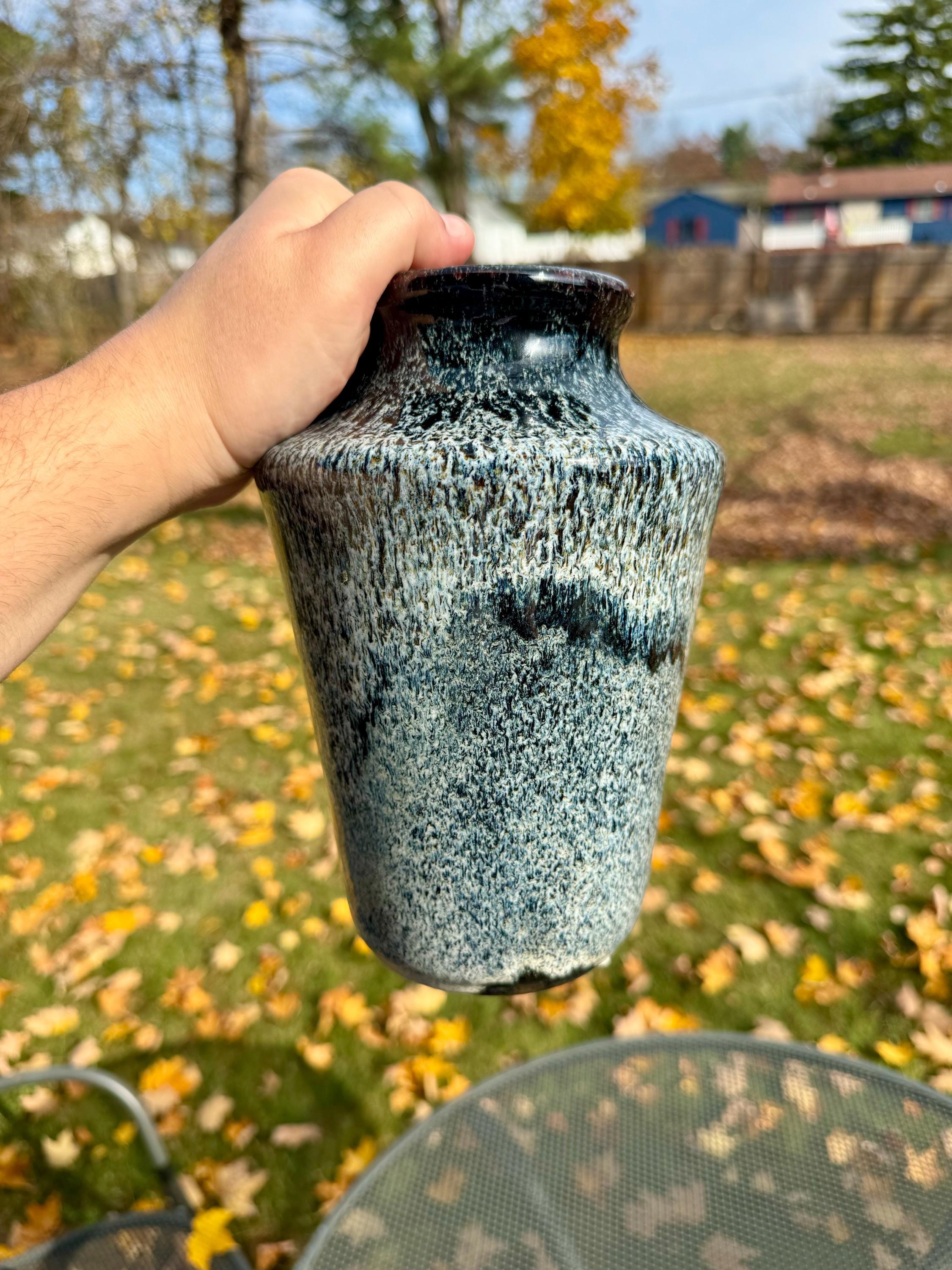 手作り陶器の花瓶：青と白のドリップ釉、サイン入り（8インチ） - Etsy