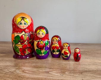 Matriochka d'art populaire russe vintage dans un style floral classique - 5 poupées gigognes russes en bois