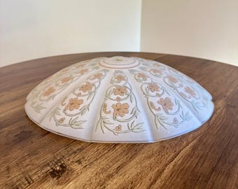 Luminária de teto vintage em cúpula ondulada de vidro fosco com estampa floral verde e laranja - 37 cm