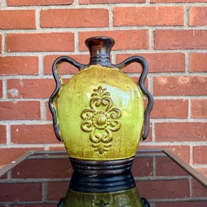 Vintage handgemachte Keramik Weinkrug / Vase symmetrisch mit zwei Griffen 11 &quot;Hoch, braun mit grüner Glasur
