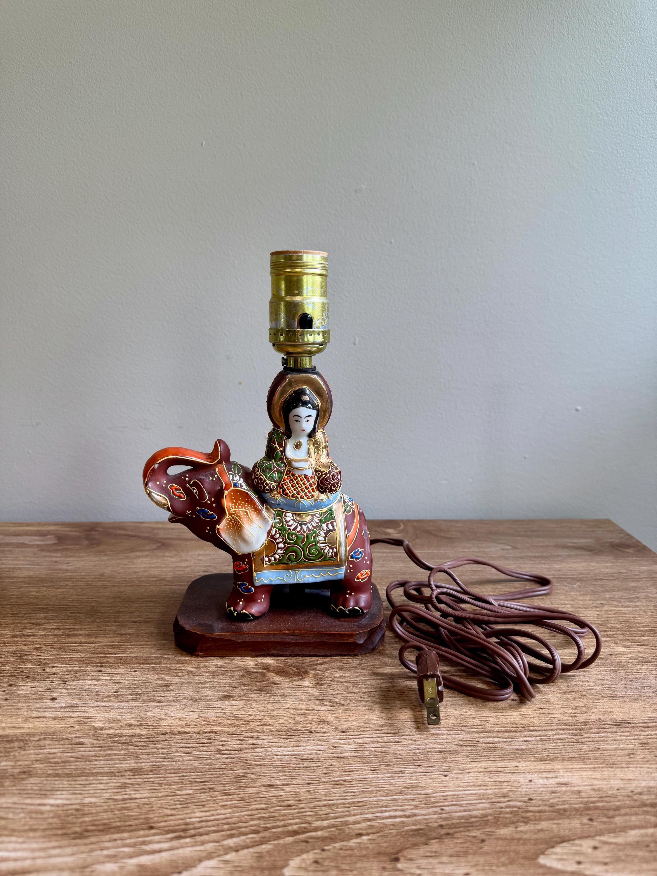Vintage 1934 japanische Moriage Buddha auf Elefant - kleine handbemalte Keramik Nachttisch 9 "Tischlampe Made in Japan