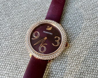 Reloj para mujer con cristales Swarovski en color granate: bisel de