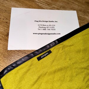 Ping Wu New York スカーフ イエロー ブラック レザー アウトライン - 案内カード付き