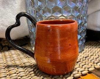 Tasse mit Herz-Henkel