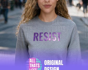 Sweatshirt met metallic tekstprint en RESIST-boodschap, feministisch-liberaal anti-Trump-design.