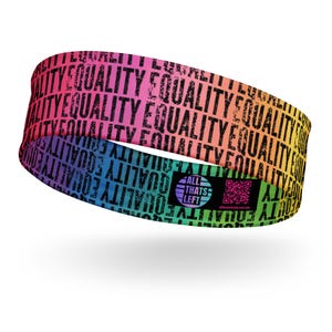 Könnte beinhalten: Ein Regenbogen-Stirnband mit dem Wort "EQUALITY" in schwarzer Schrift wiederholt. Das Stirnband hat ein kleines Logo mit der Aufschrift "ALL THATS LEFT" und einen QR-Code.