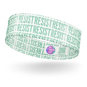 Könnte beinhalten: Weißes Stirnband mit dem Wort "RESIST" in einem teal-farbenen, verwitterten Schriftzug, der sich über das Band wiederholt. Ein kleines rundes Logo mit dem Text "ALL THATS LEFT" und ein QR-Code.