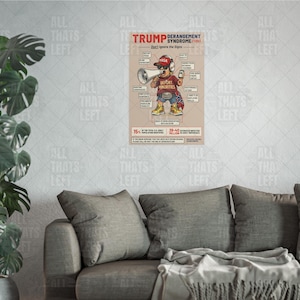 Op de afbeelding: Een poster met de titel TRUMP DERANGEMENT SYNDROME (TDS) met een stripfiguur die een rode MAGA-pet, zonnebril en een T-shirt met de tekst DEPORT MINORITIES draagt, een megafoon en smartphone vasthoudt, met diverse tekstlabels die naar kenmerken wijzen.