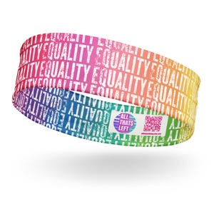 Könnte beinhalten: Ein Regenbogen-Stirnband mit dem Wort "EQUALITY" in weißer Schrift wiederholt. Das Stirnband hat ein kleines kreisförmiges Logo mit der Aufschrift "ALL THATS LEFT" und einen QR-Code.