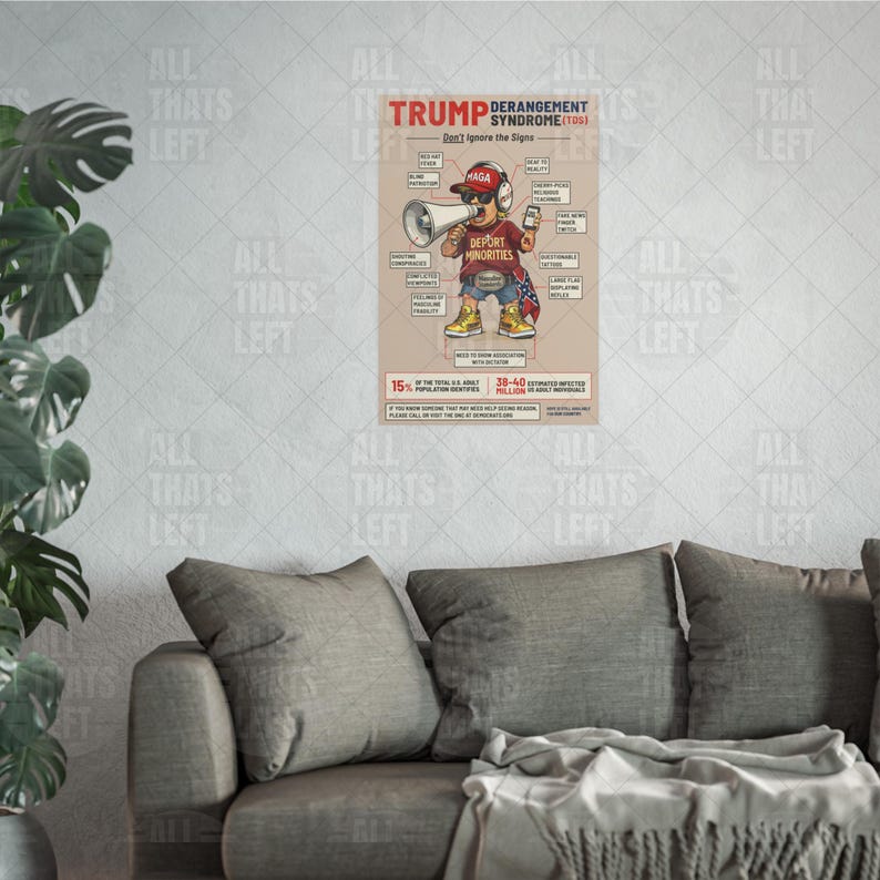 Op de afbeelding: Een rechthoekige poster met de titel Trump Derangement Syndrome met een stripfiguur die een rode pet, zonnebril en een shirt met de tekst Deport Minorities draagt, terwijl deze een megafoon en een smartphone vasthoudt.